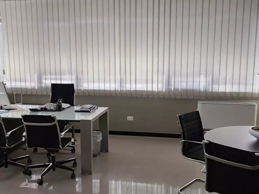 Immagine 2 di Ufficio in vendita  a Lucca