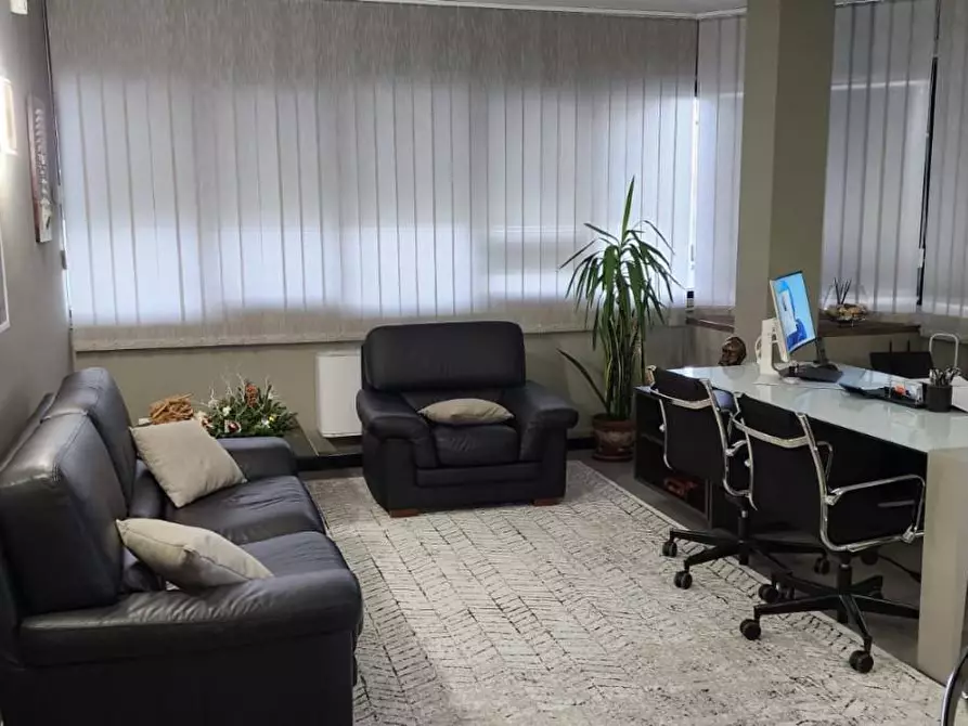 Immagine 3 di Ufficio in vendita  a Lucca