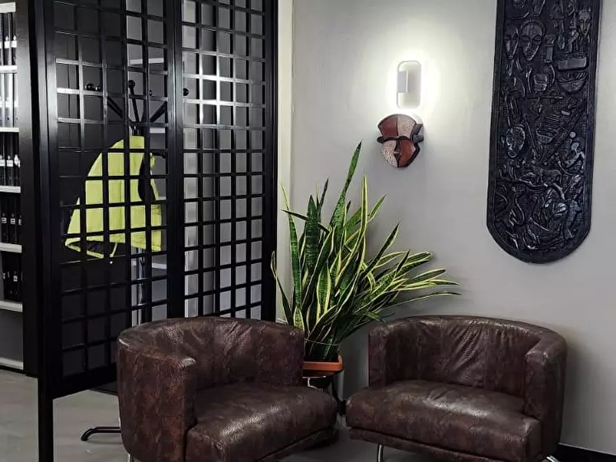 Immagine 8 di Ufficio in vendita  a Lucca