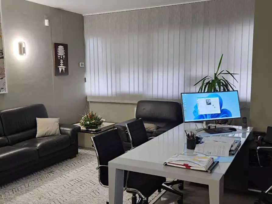 Immagine 1 di Ufficio in vendita  a Lucca