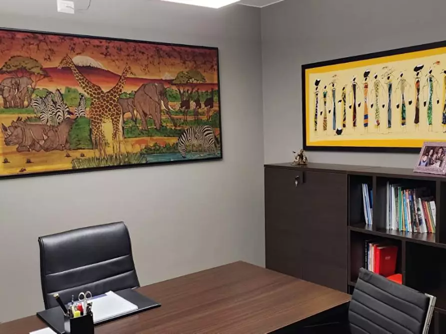 Immagine 10 di Ufficio in vendita  a Lucca