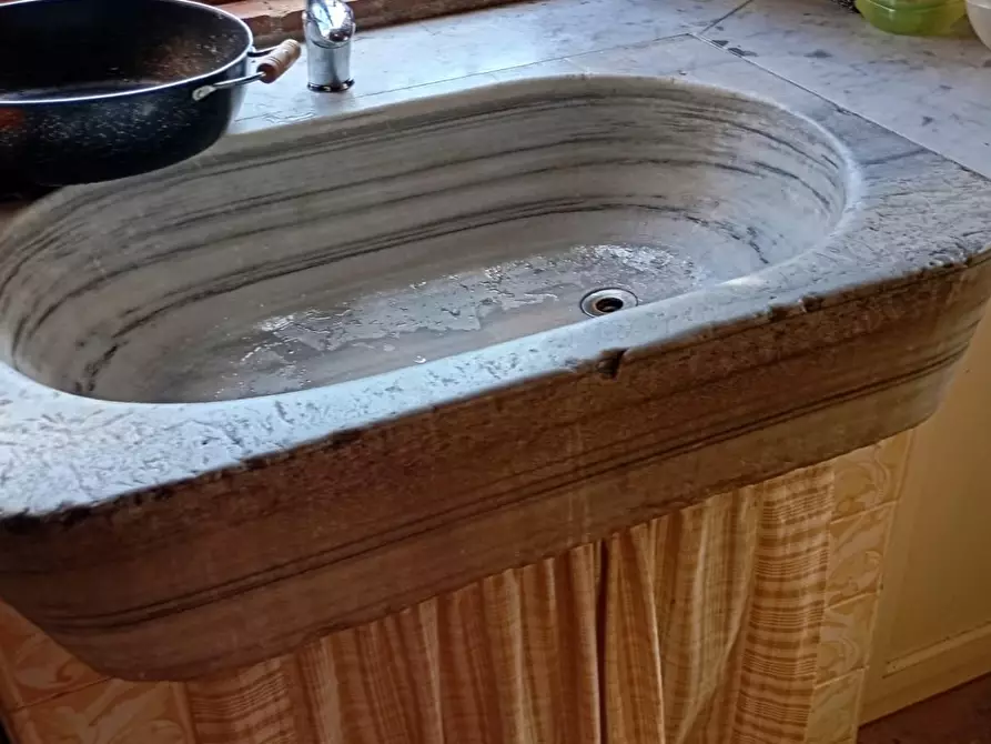 Immagine 93 di Casa colonica in vendita  a Capannori