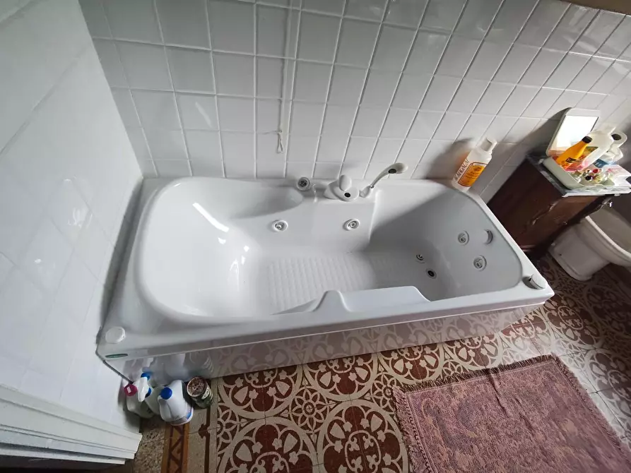 Immagine 61 di Casa colonica in vendita  a Capannori