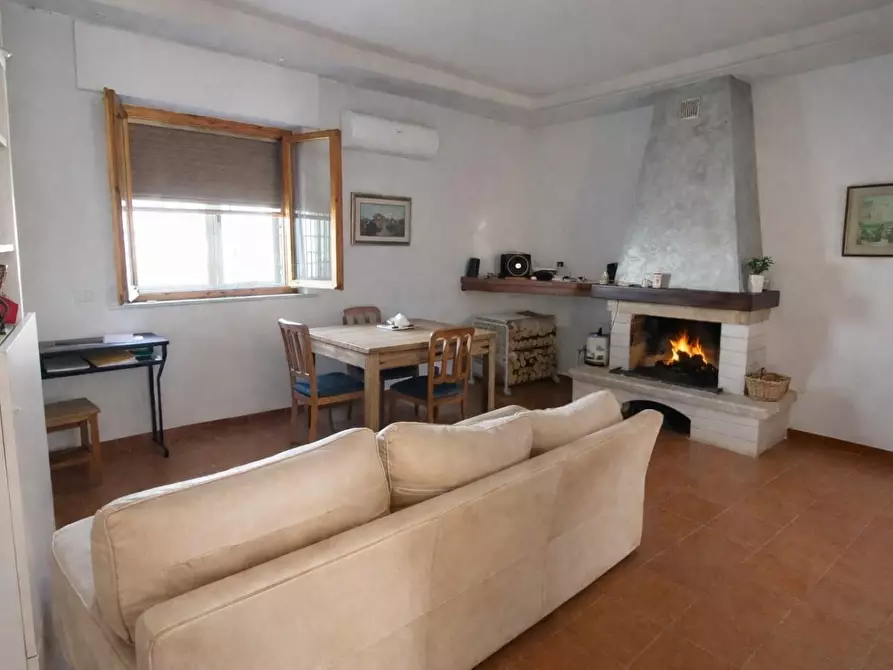 Immagine 1 di Villa in vendita  a Cascina