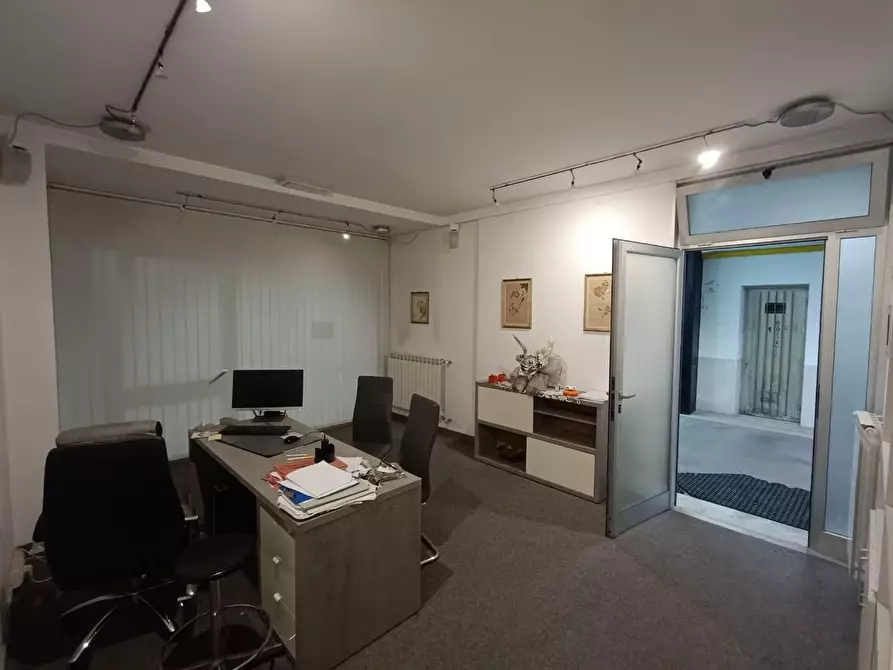 Immagine 7 di Ufficio in vendita  a Carrara