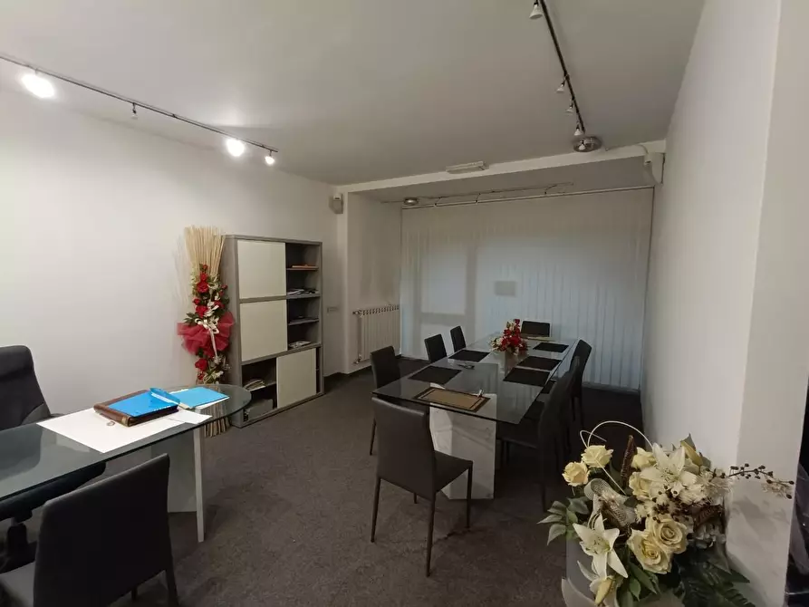 Immagine 2 di Ufficio in vendita  a Carrara