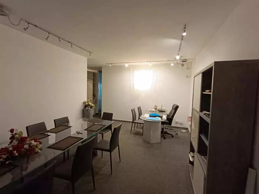 Immagine 10 di Ufficio in vendita  a Carrara
