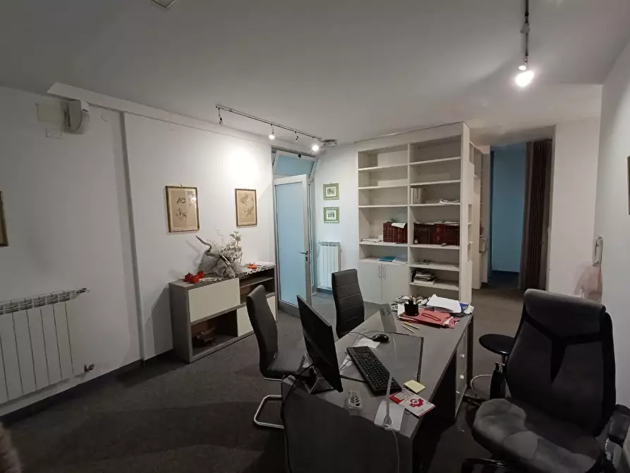 Immagine 8 di Ufficio in vendita  a Carrara