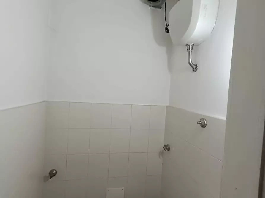 Immagine 4 di Ufficio in vendita  a Carrara