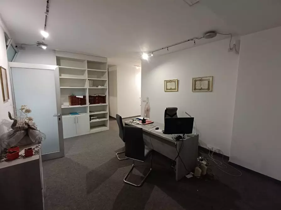 Immagine 9 di Ufficio in vendita  a Carrara