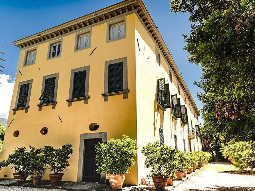 Immagine 1 di Villa in vendita  a Capannori