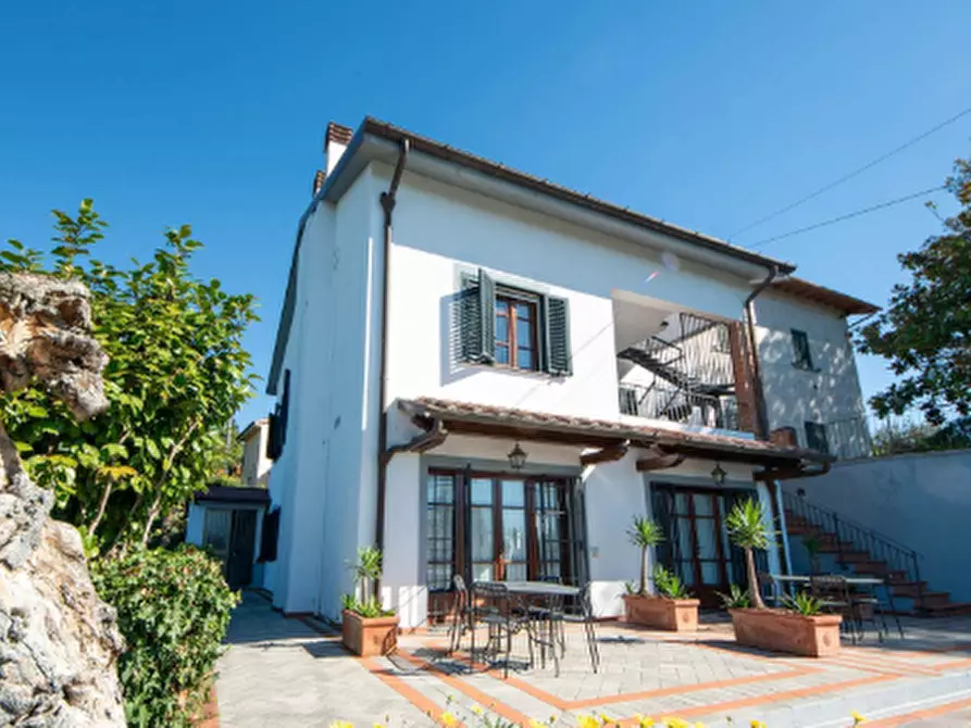 Immagine 3 di Casa colonica in vendita  a Lamporecchio