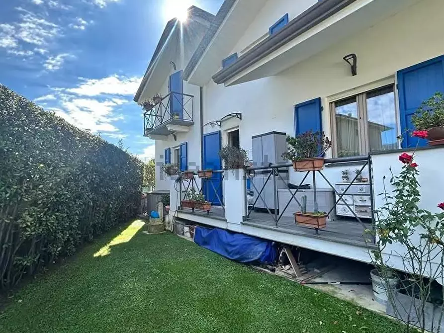 Immagine 2 di Villa in vendita  a Massarosa