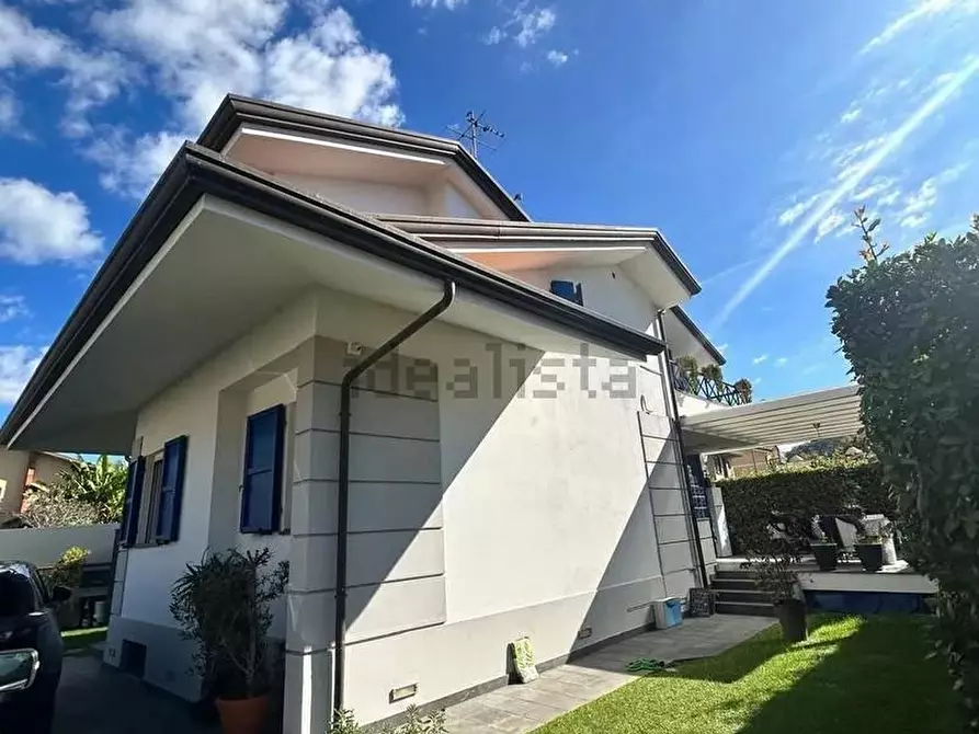Immagine 1 di Villa in vendita  a Massarosa