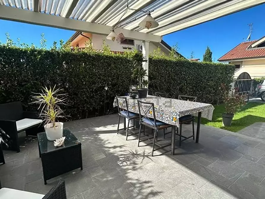 Immagine 25 di Villa in vendita  a Massarosa