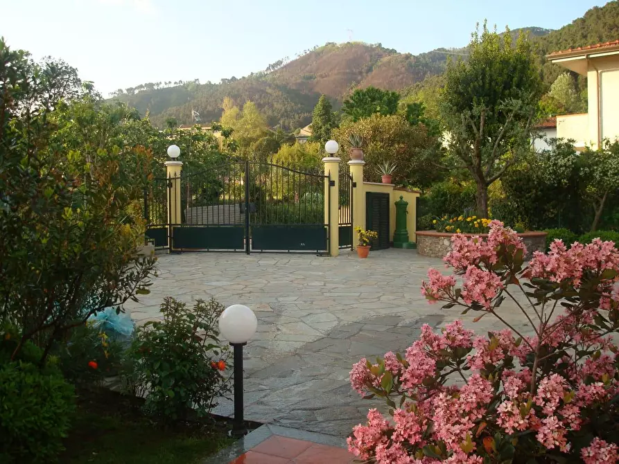 Immagine 36 di Villa in vendita  a Montignoso