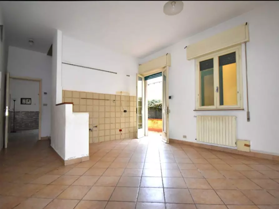 Immagine 2 di Villa in vendita  a Viareggio