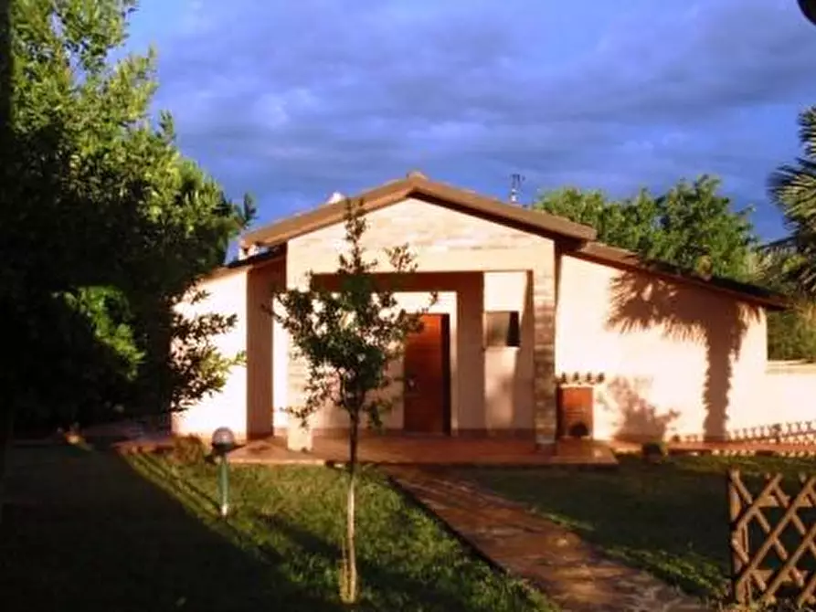 Immagine 1 di Casa colonica in vendita  a Castiglione Del Lago