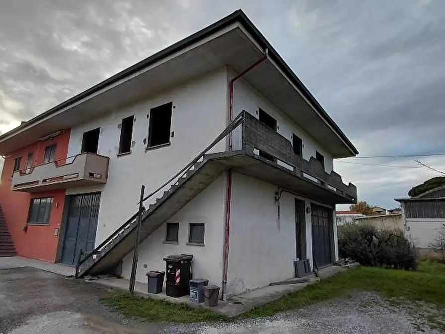 Immagine 2 di Casa indipendente in vendita  a Lamporecchio