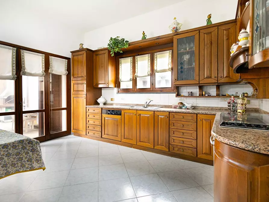 Immagine 5 di Villa in vendita  a Cascina