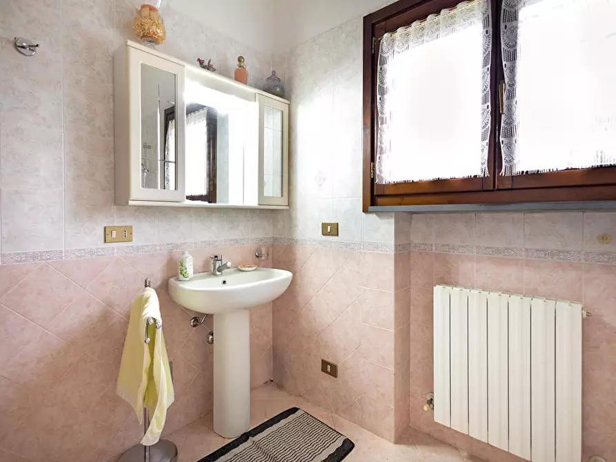 Immagine 10 di Villa in vendita  a Cascina