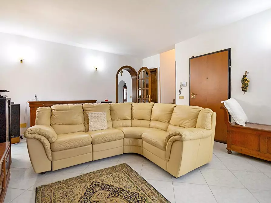 Immagine 4 di Villa in vendita  a Cascina