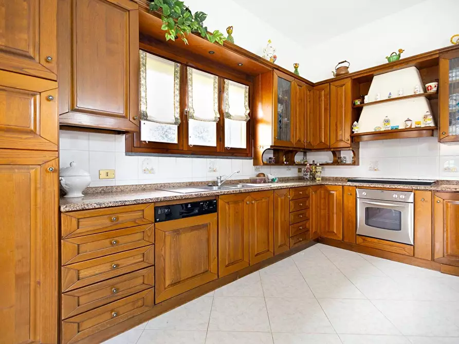 Immagine 7 di Villa in vendita  a Cascina