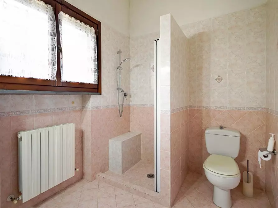 Immagine 8 di Villa in vendita  a Cascina