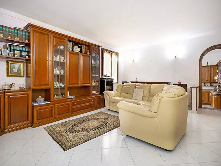 Immagine 3 di Villa in vendita  a Cascina