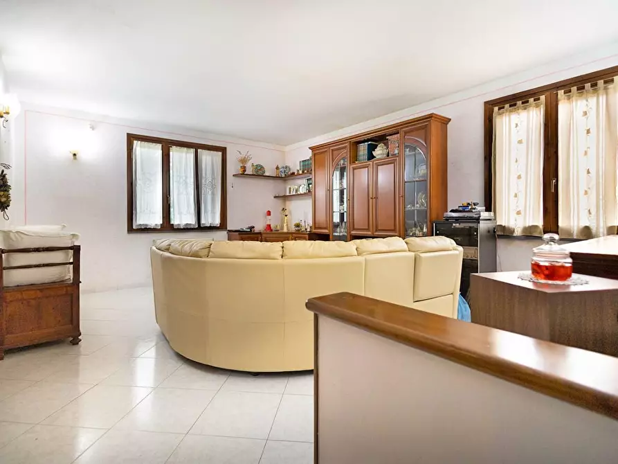 Immagine 2 di Villa in vendita  a Cascina