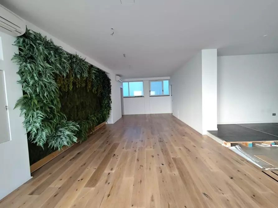 Immagine 9 di Locale commerciale in vendita  a Vinci