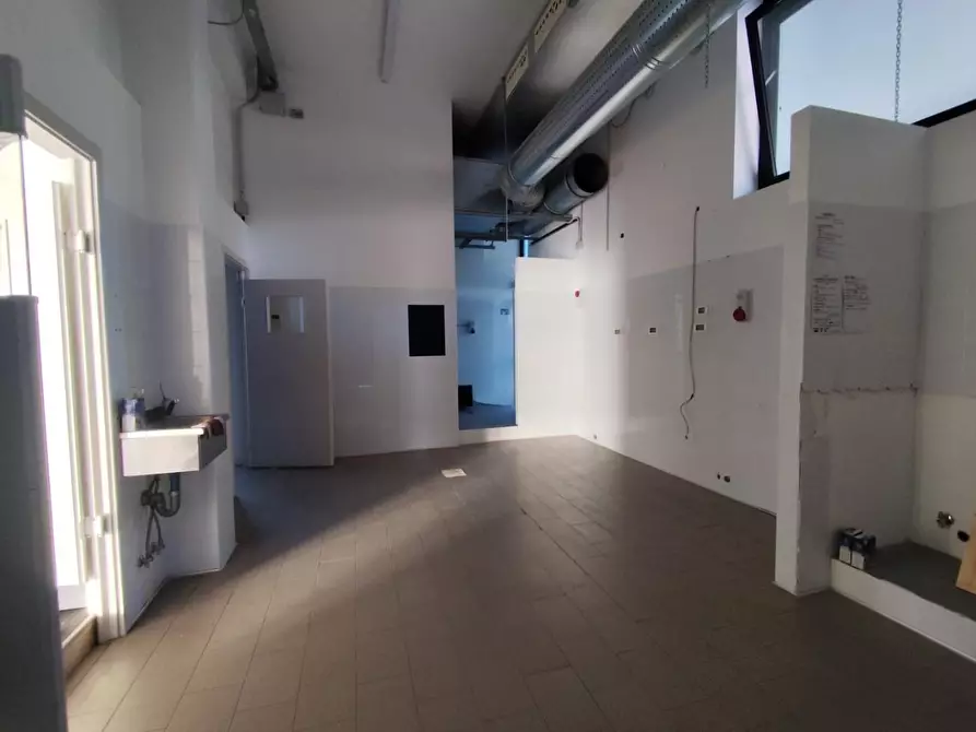 Immagine 10 di Locale commerciale in vendita  a Vinci