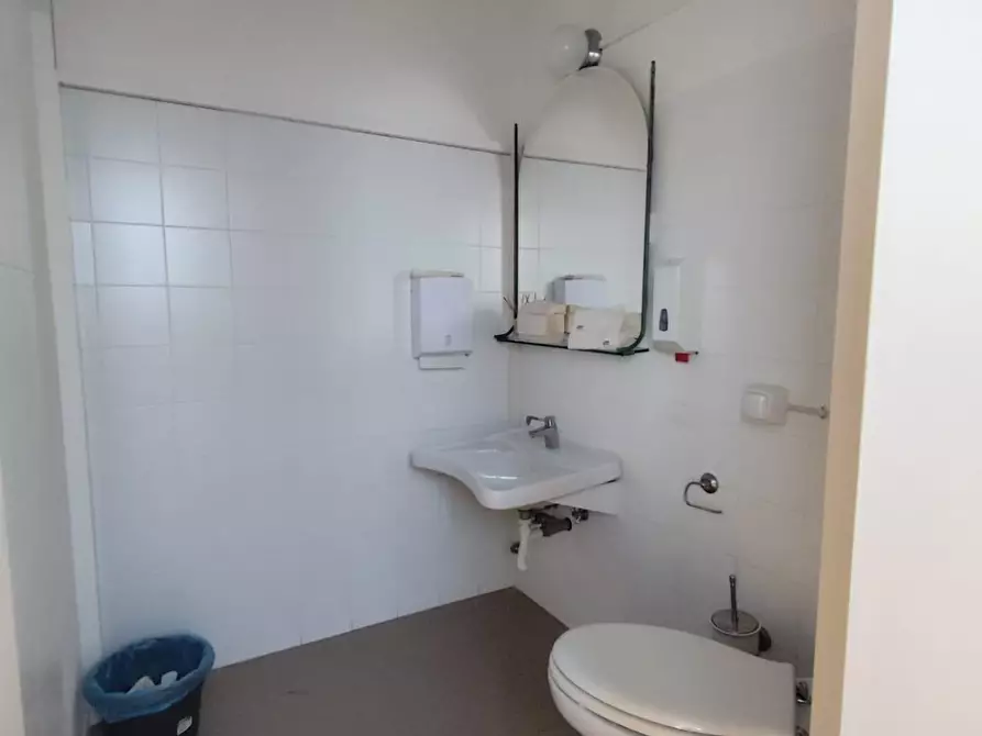 Immagine 21 di Locale commerciale in vendita  a Vinci