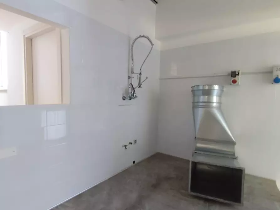 Immagine 17 di Locale commerciale in vendita  a Vinci