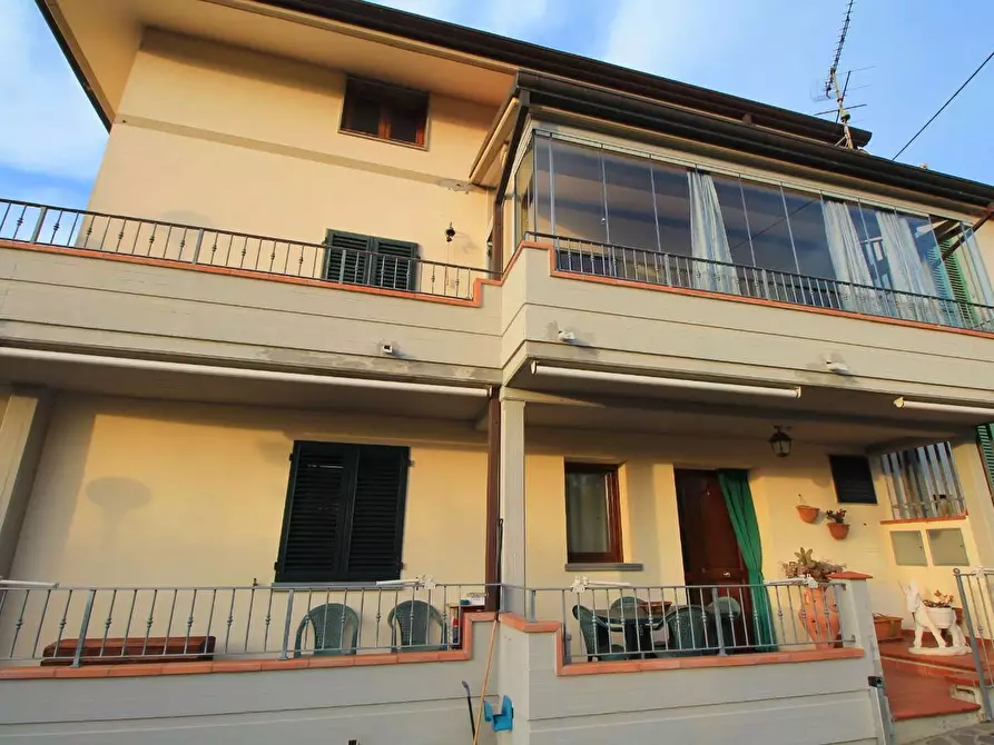 Immagine 2 di Casa colonica in vendita  a Larciano