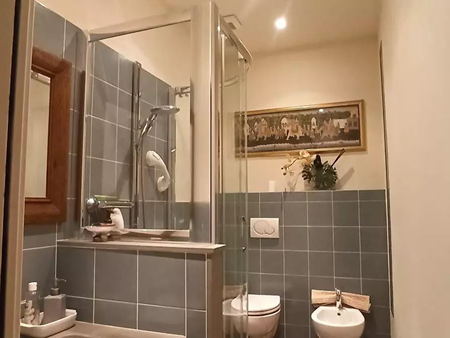 Immagine 12 di Appartamento in vendita  a Lucca