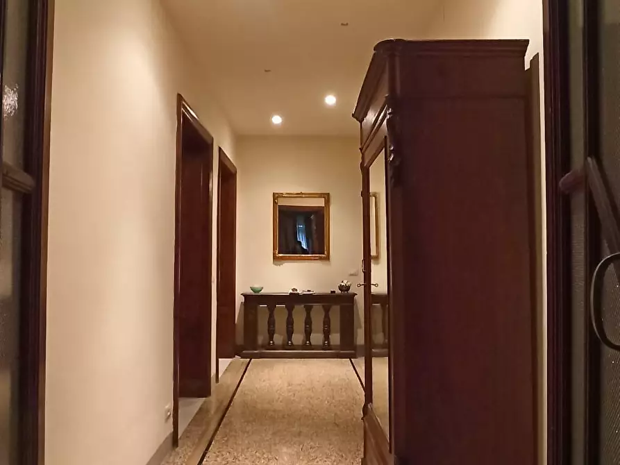 Immagine 11 di Appartamento in vendita  a Lucca