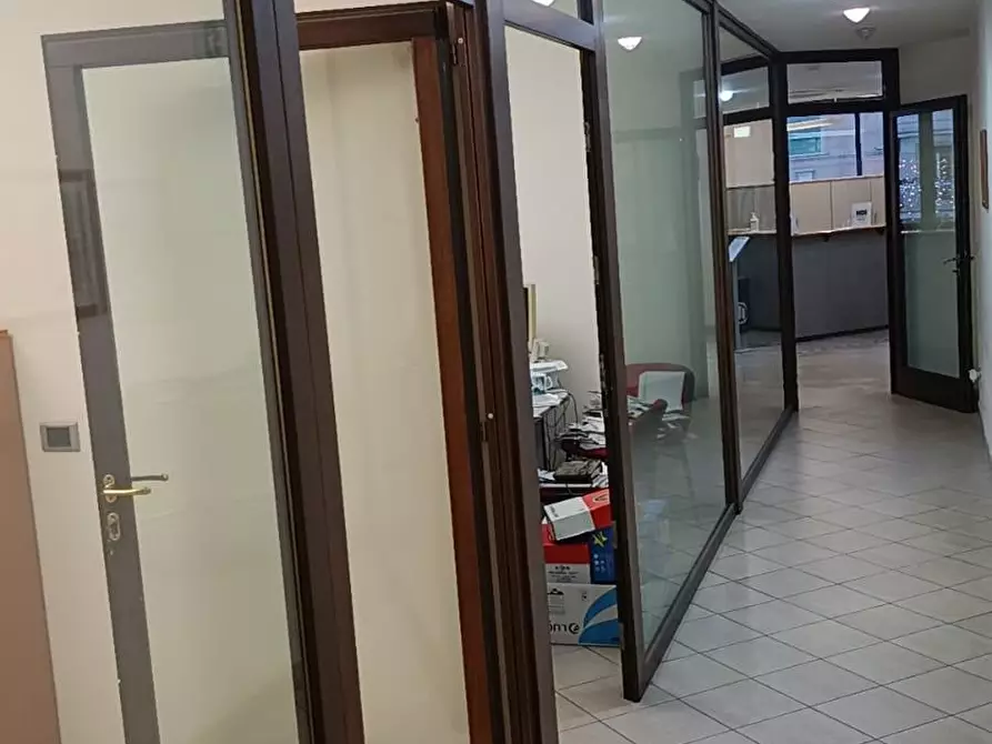 Immagine 7 di Ufficio in vendita  a Livorno