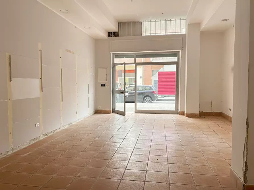 Immagine 4 di Locale commerciale in affitto  a Lecce