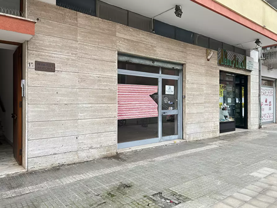 Immagine 13 di Locale commerciale in affitto  a Lecce