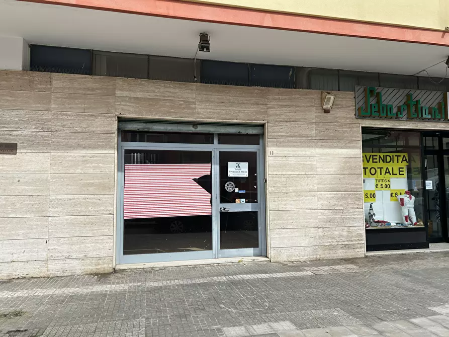 Immagine 2 di Locale commerciale in affitto  a Lecce