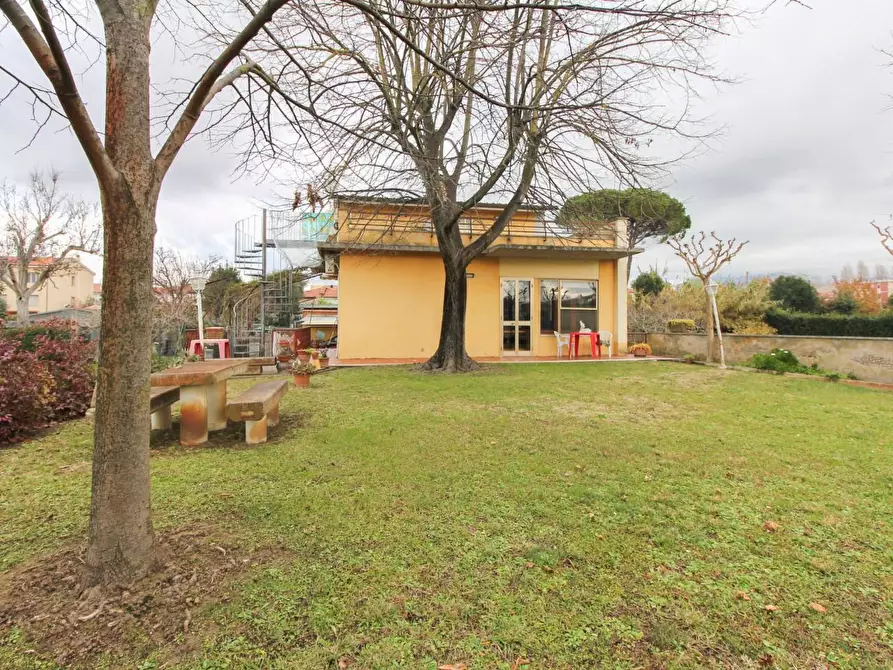 Immagine 15 di Villa in vendita  a Pisa