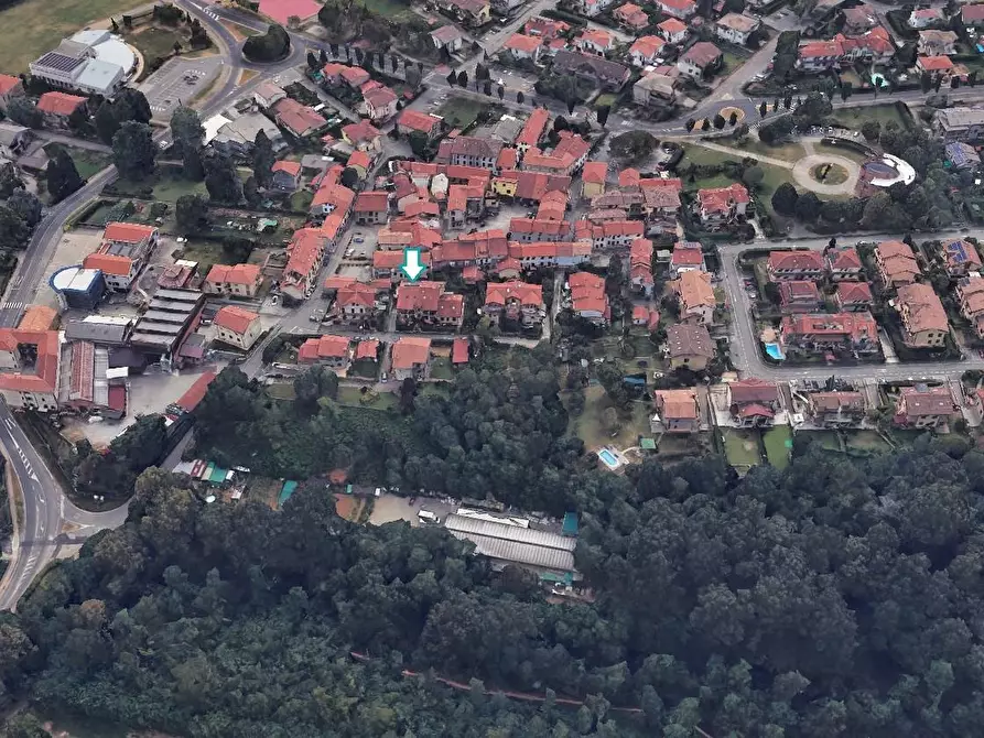 Immagine 1 di Garage in vendita  a Camparada