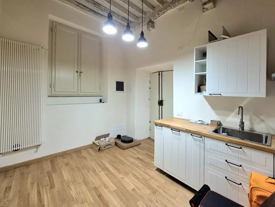 Immagine 2 di Locale commerciale in vendita  a Lucca