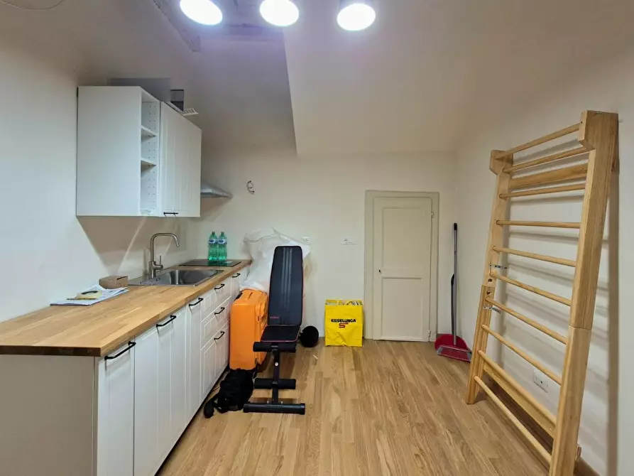 Immagine 1 di Locale commerciale in vendita  a Lucca