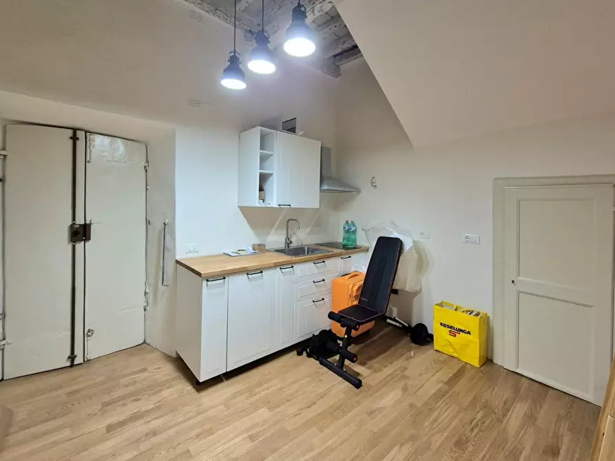 Immagine 4 di Locale commerciale in vendita  a Lucca