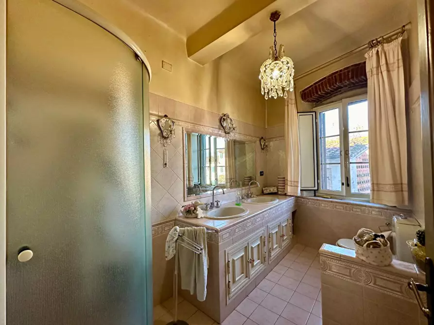 Immagine 16 di Appartamento in vendita  a Lucca