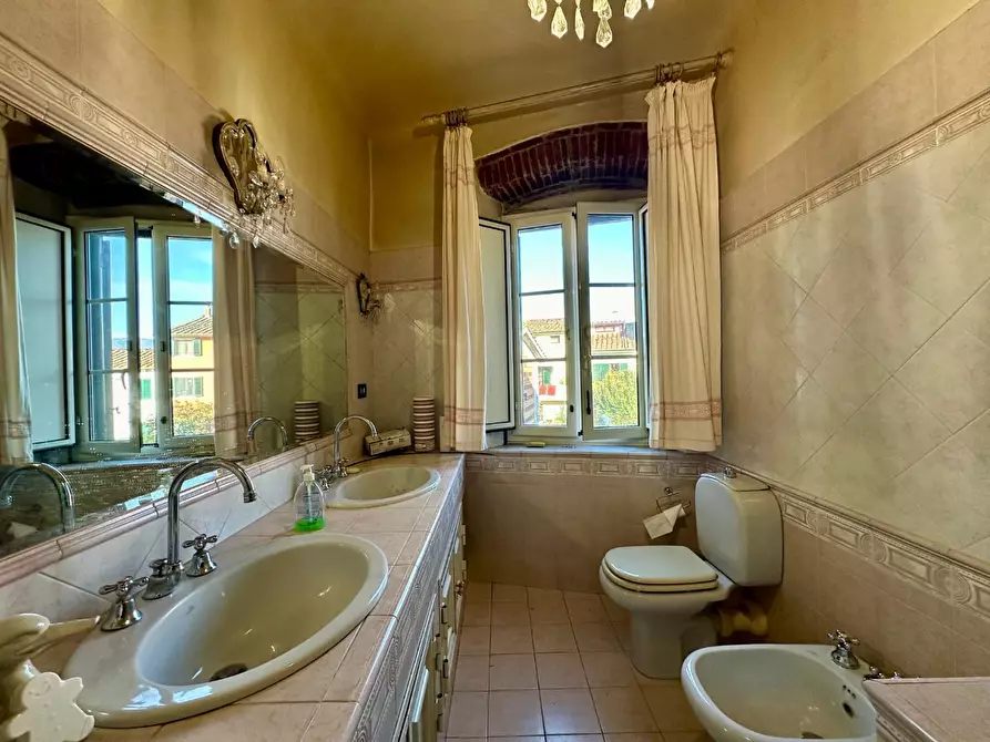 Immagine 17 di Appartamento in vendita  a Lucca