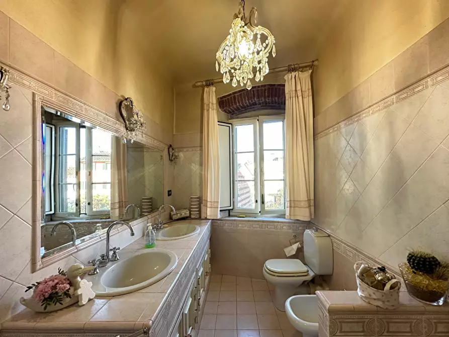 Immagine 15 di Appartamento in vendita  a Lucca