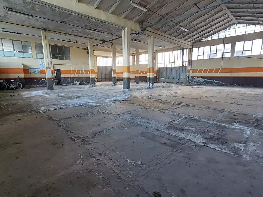 Immagine 2 di Magazzino in vendita  a Pontedera